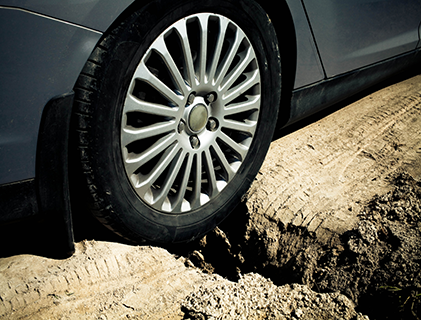 Автомобилю причинен ущерб при попадании в дорожную яму